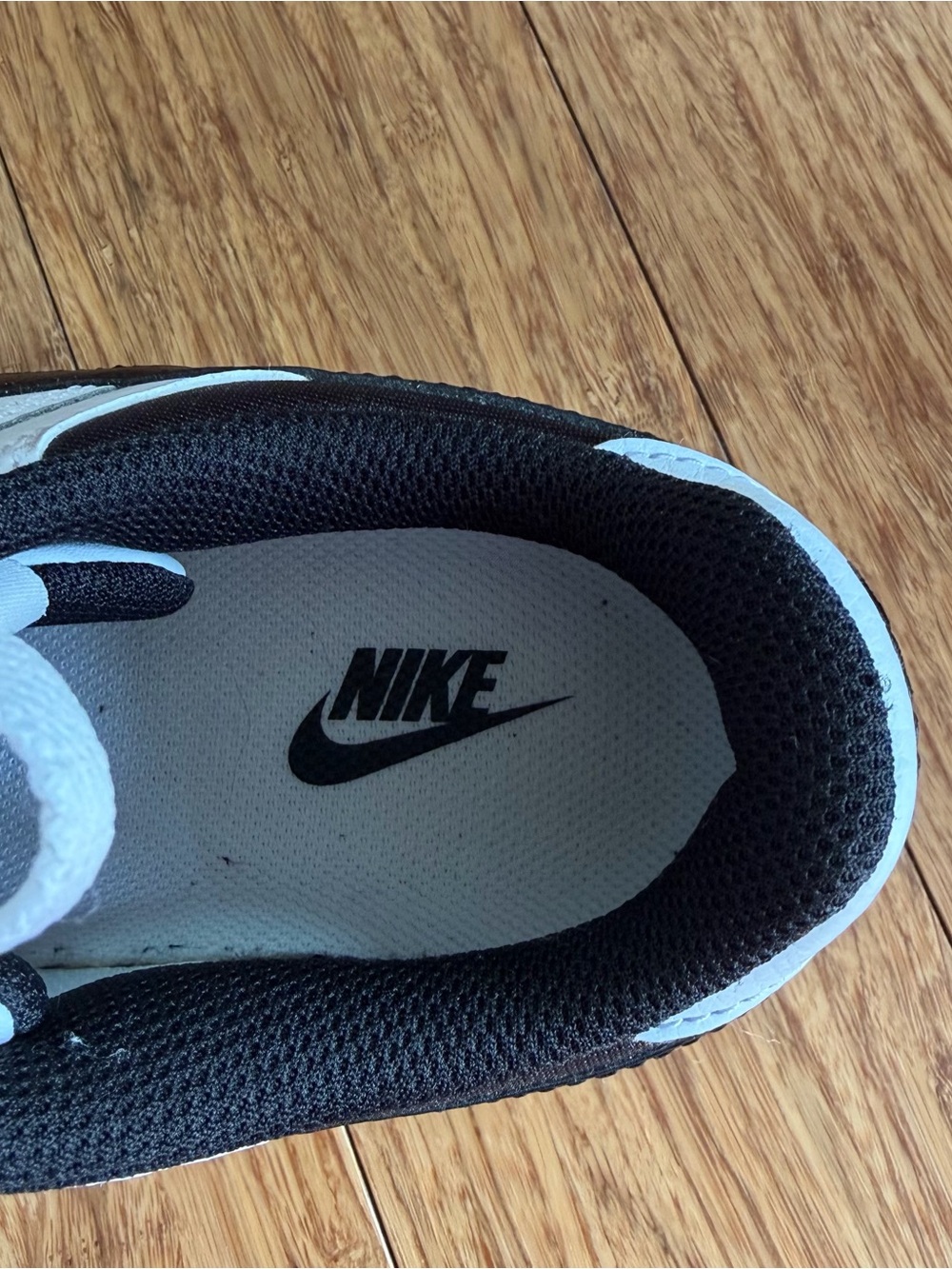 Nike Women’s White and Black Low-Top Sneakers - Picture 4 of 8
